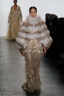 modeli Dennis Basso sonbahar 2016 giyen pist yürür