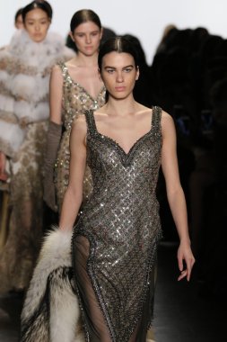 Dennis Basso sonbahar 2016 giyen modelleri