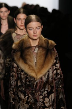 Dennis Basso sonbahar 2016 giyen modelleri