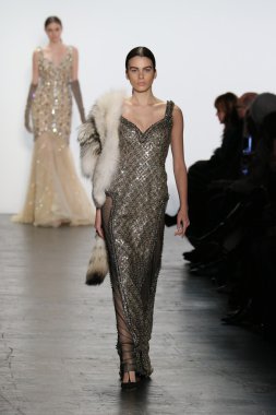 modeli Dennis Basso sonbahar 2016 giyen pist yürür