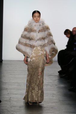 modeli Dennis Basso sonbahar 2016 giyen pist yürür