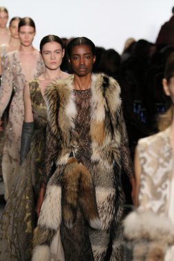 Dennis Basso sonbahar 2016 giyen modelleri