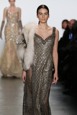 modeli Dennis Basso sonbahar 2016 giyen pist yürür