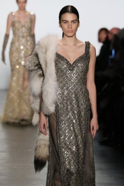 modeli Dennis Basso sonbahar 2016 giyen pist yürür