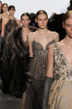 Dennis Basso sonbahar 2016 giyen modelleri