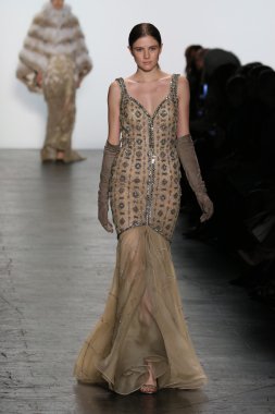 modeli Dennis Basso sonbahar 2016 giyen pist yürür