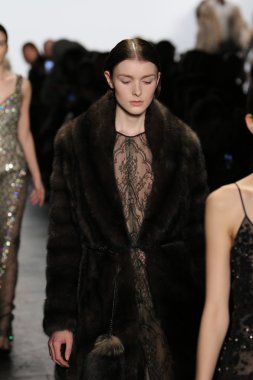 Dennis Basso sonbahar 2016 giyen modelleri