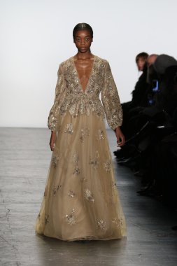 modeli Dennis Basso sonbahar 2016 giyen pist yürür