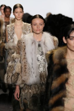 Dennis Basso sonbahar 2016 giyen modelleri