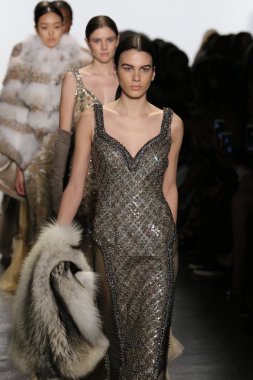 Dennis Basso sonbahar 2016 giyen modelleri