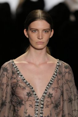 modeli Dennis Basso sonbahar 2016 giyen pist yürür