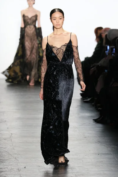 Model giyen Dennis Basso Sonbahar 2016