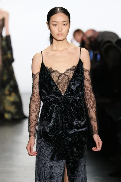 modeli Dennis Basso sonbahar 2016 giyen pist yürür