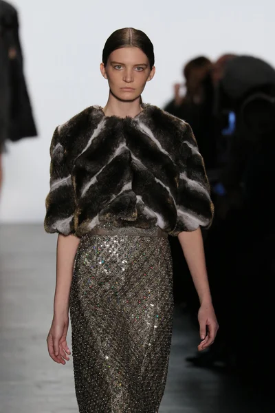 modeli Dennis Basso sonbahar 2016 giyen pist yürür