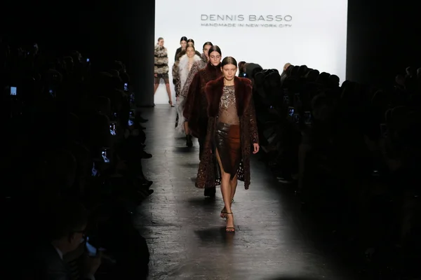 Modelki ubrane Dennis Basso jesieni 2016 — Zdjęcie stockowe