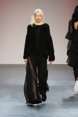 model wearing Salinas Fall 2016