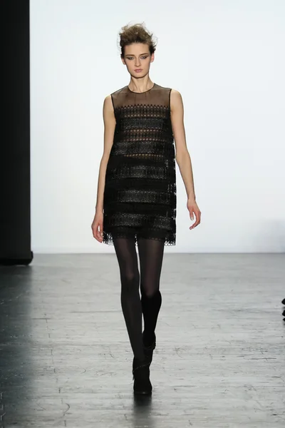 Carmen marc valvo laufsteg show — Stockfoto