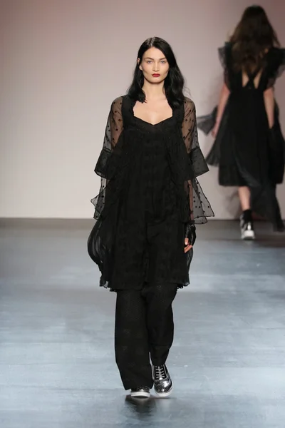 Model wearing Salinas Fall 2016 — 图库照片