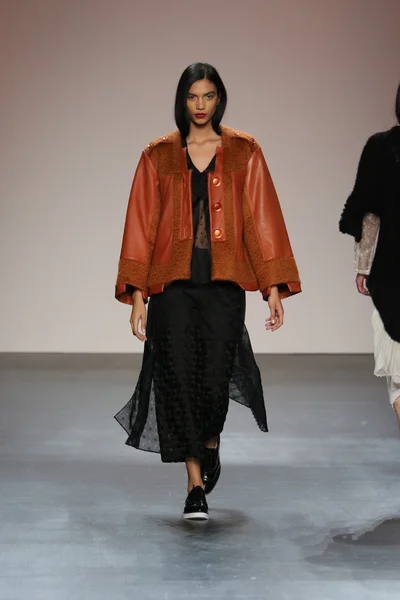 Model wearing Salinas Fall 2016 — 图库照片