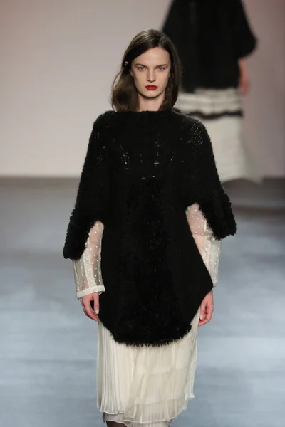 Model wearing Salinas Fall 2016 — Φωτογραφία Αρχείου