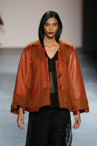 Model wearing Salinas Fall 2016 — 图库照片