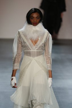 model wearing Salinas Fall 2016