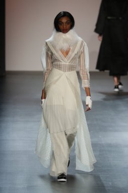 model wearing Salinas Fall 2016