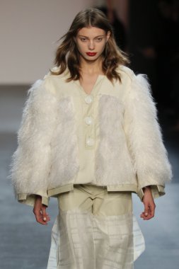 model wearing Salinas Fall 2016