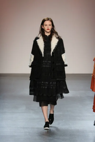 Model wearing Salinas Fall 2016 — Zdjęcie stockowe