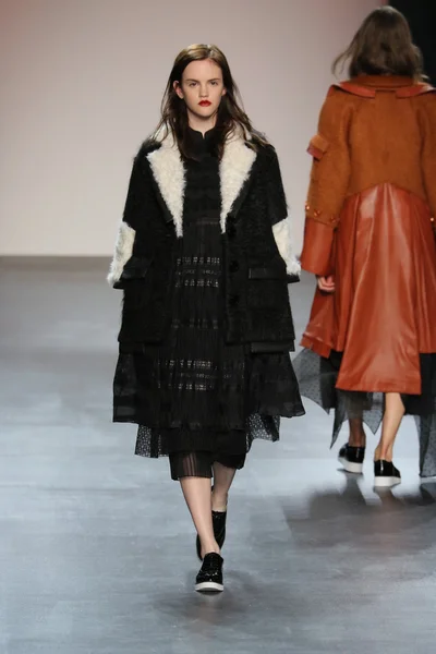 Model wearing Salinas Fall 2016 — 图库照片