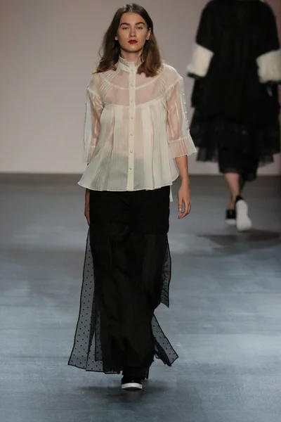 Model wearing Salinas Fall 2016 — Zdjęcie stockowe