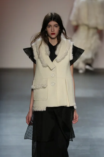 Model wearing Salinas Fall 2016 — Zdjęcie stockowe