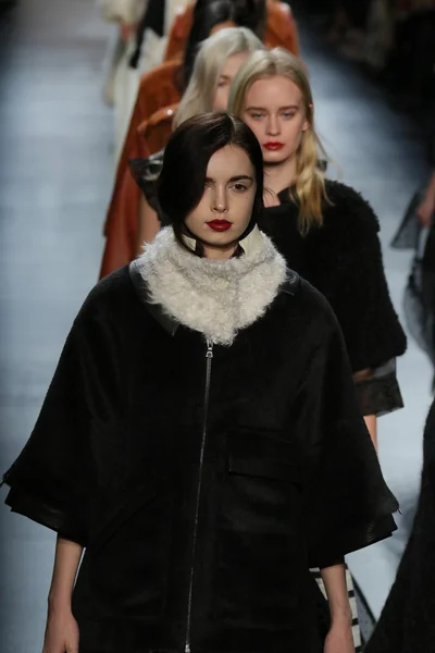 Models wearing Salinas Fall 2016 — Zdjęcie stockowe