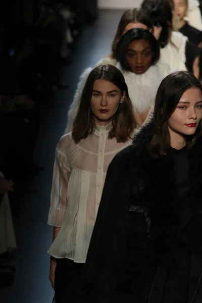 Models wearing Salinas Fall 2016 — Zdjęcie stockowe