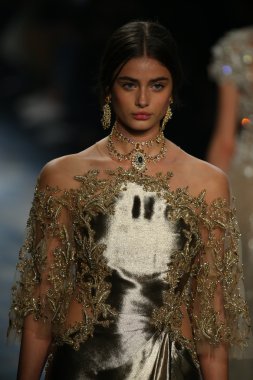 model wearing Marchesa Fall 2016