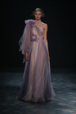 model wearing Marchesa Fall 2016