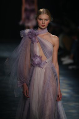 model wearing Marchesa Fall 2016