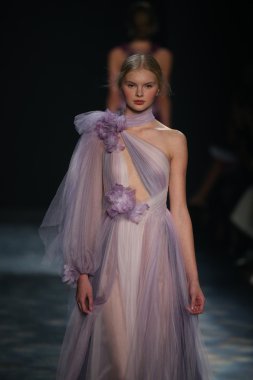 model wearing Marchesa Fall 2016