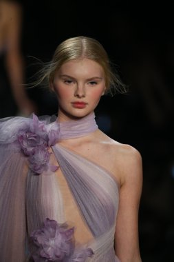 model wearing Marchesa Fall 2016