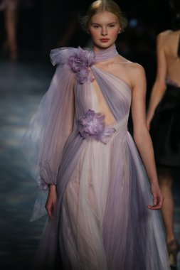 model wearing Marchesa Fall 2016