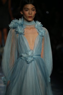 model wearing Marchesa Fall 2016