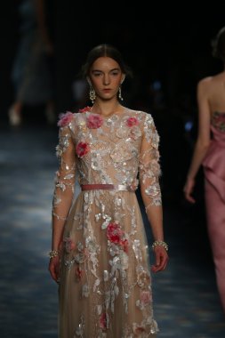 model wearing Marchesa Fall 2016
