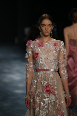 model wearing Marchesa Fall 2016