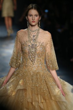 model wearing Marchesa Fall 2016