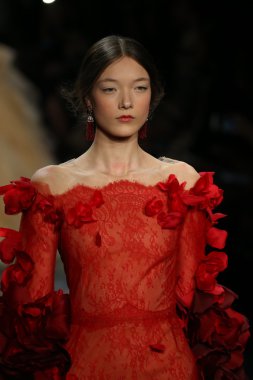 model wearing Marchesa Fall 2016