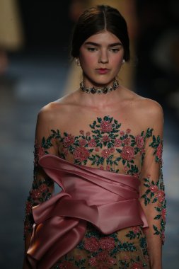 model wearing Marchesa Fall 2016