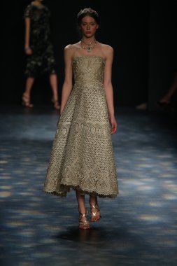 model wearing Marchesa Fall 2016