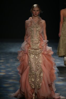 model wearing Marchesa Fall 2016