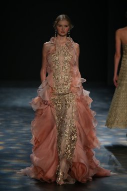 model wearing Marchesa Fall 2016