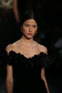 model wearing Marchesa Fall 2016